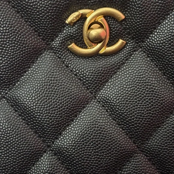 GWP Chanel gift beauty Black Quilted Shoulder Bag with Gold Chain - Picture 3 of 12